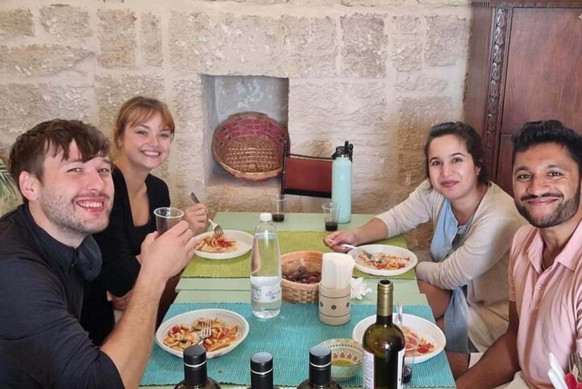 skupina lidí sedících u stolu a jedících