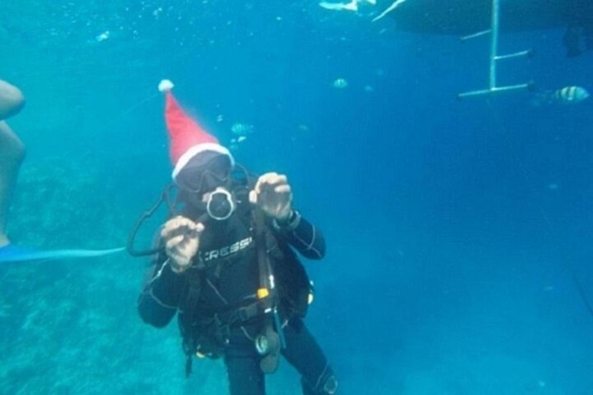 seseorang dengan topi santa di dalam air