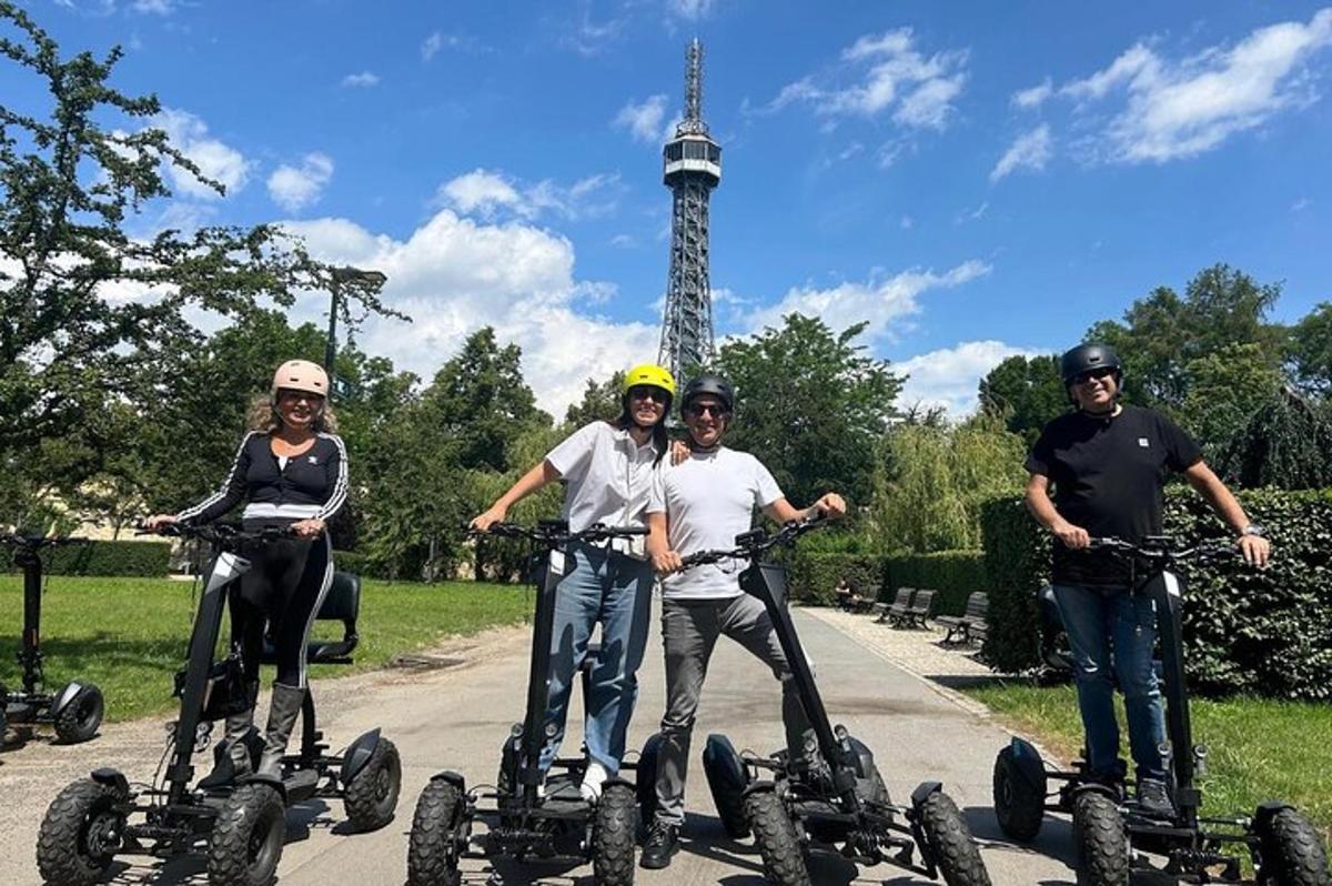 eine Gruppe von Menschen, die auf Quads vor dem Eiffelturm fahren
