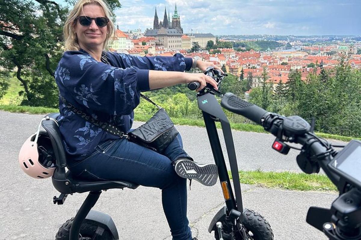 eine Frau, die auf einem Roller auf einer Straße sitzt