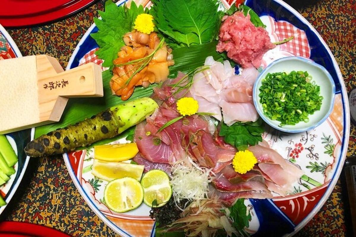 sepinggan makanan dengan makanan laut dan sayur-sayuran di atas meja