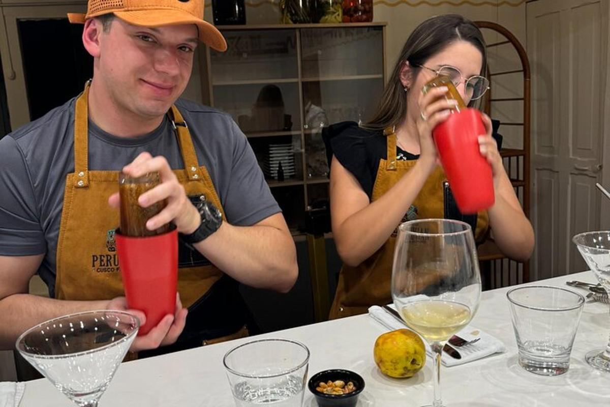 Un hombre y una mujer sentados en una mesa bebiendo bebidas.