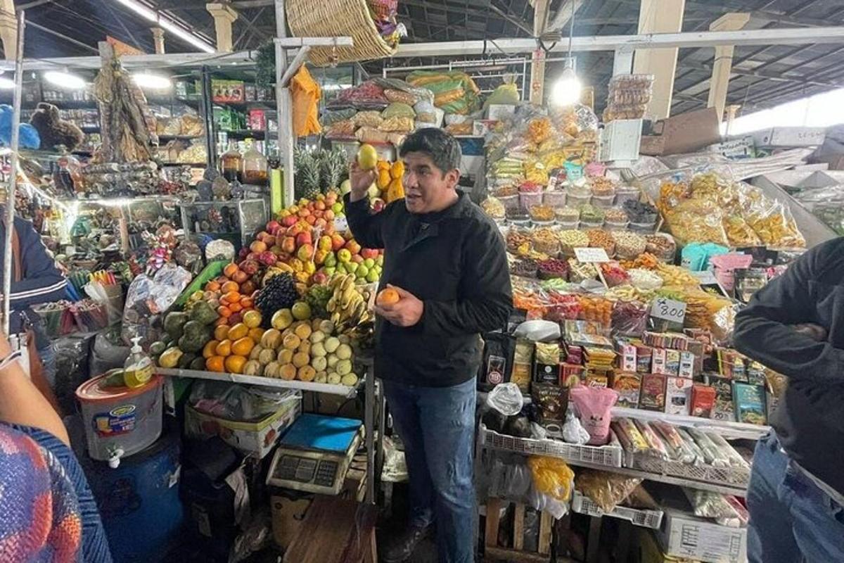 Ένας άντρας που στέκεται σε μια αγορά κρατώντας ένα μάτσο φρούτα