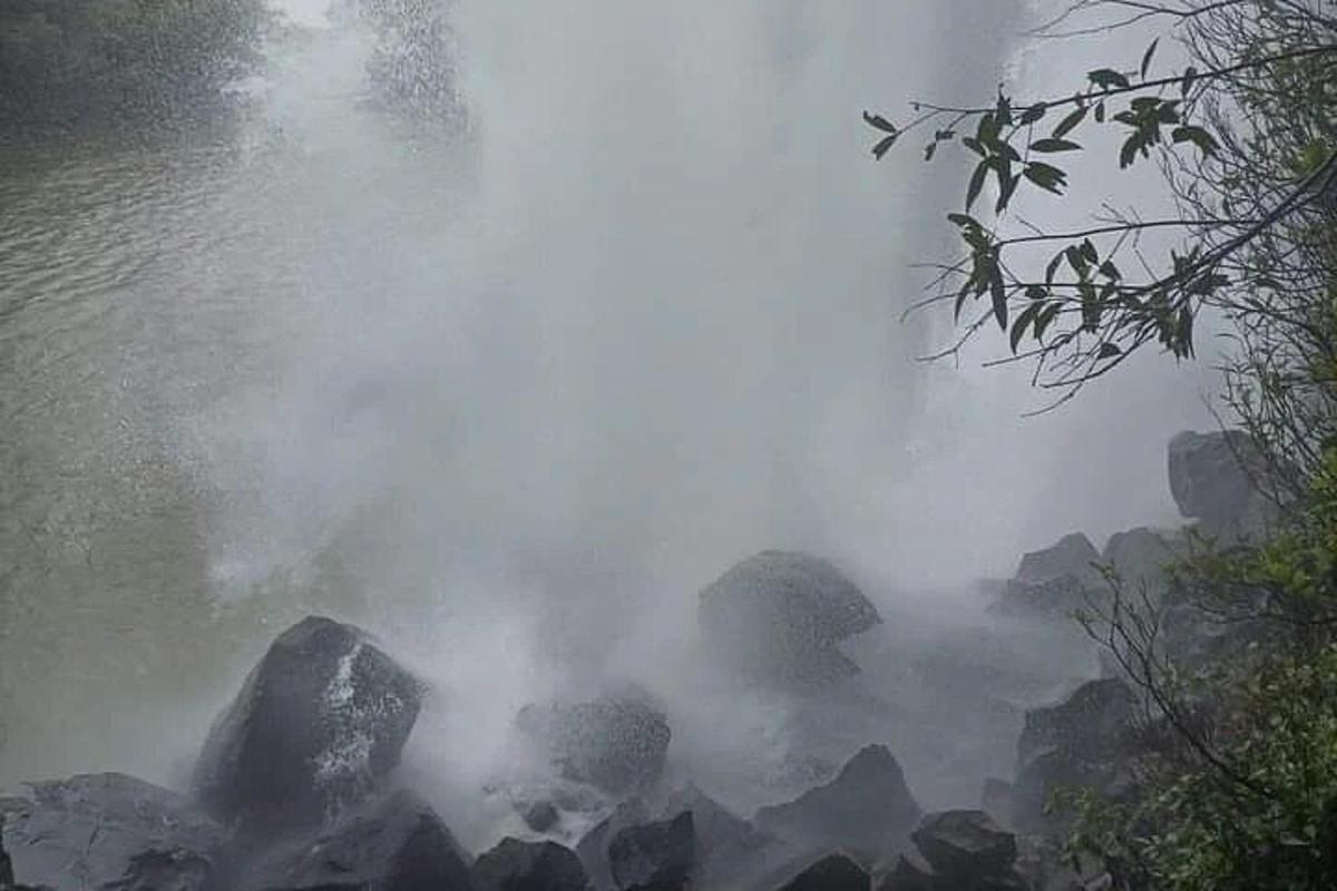 un fiume nebbioso con rocce nell'acqua