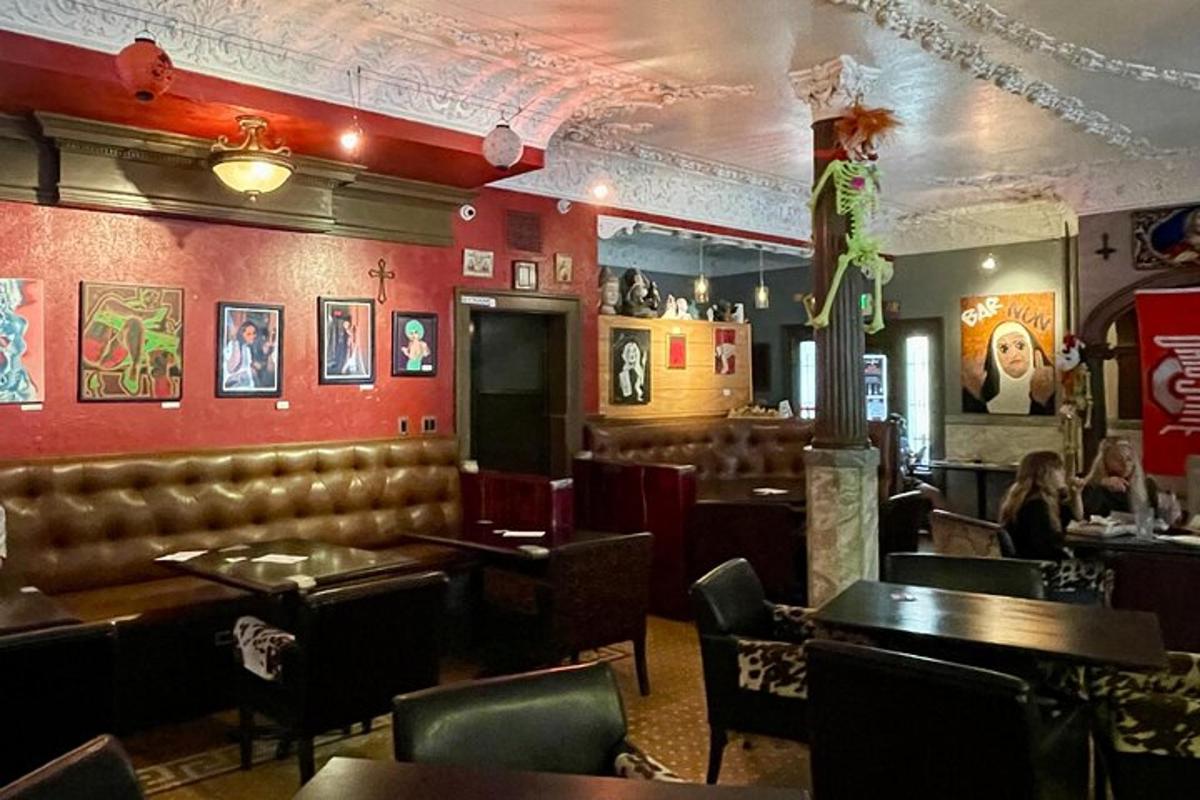 ein Restaurant mit Tischen und Stühlen und einer Bar