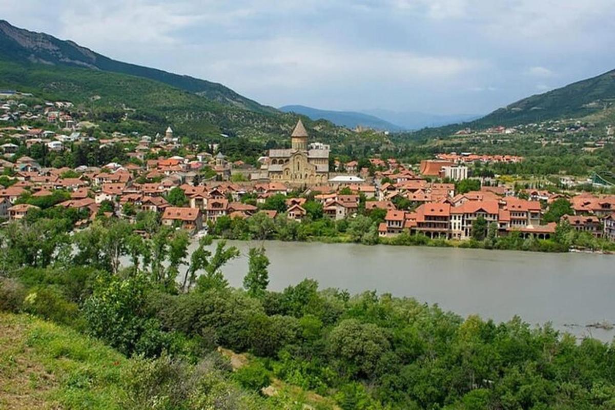 un pueblo en un río con un pueblo