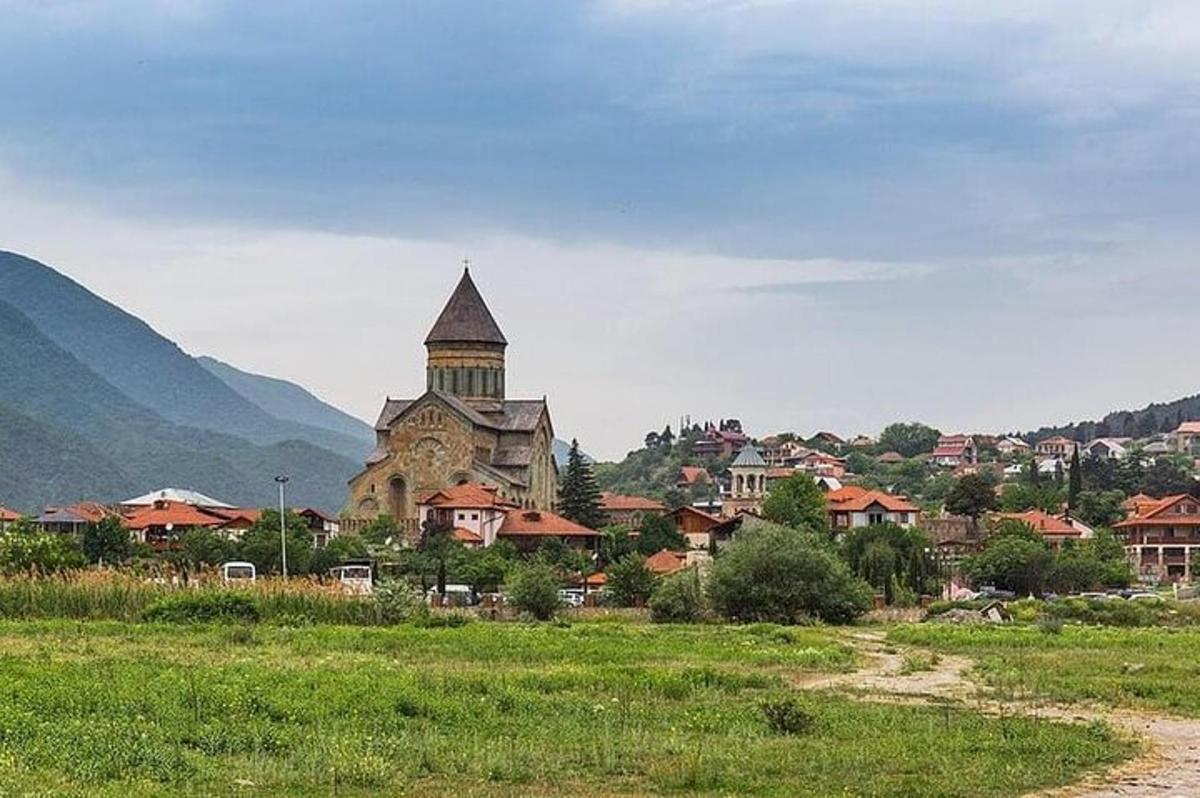 egy kisváros egy templommal a mezőn
