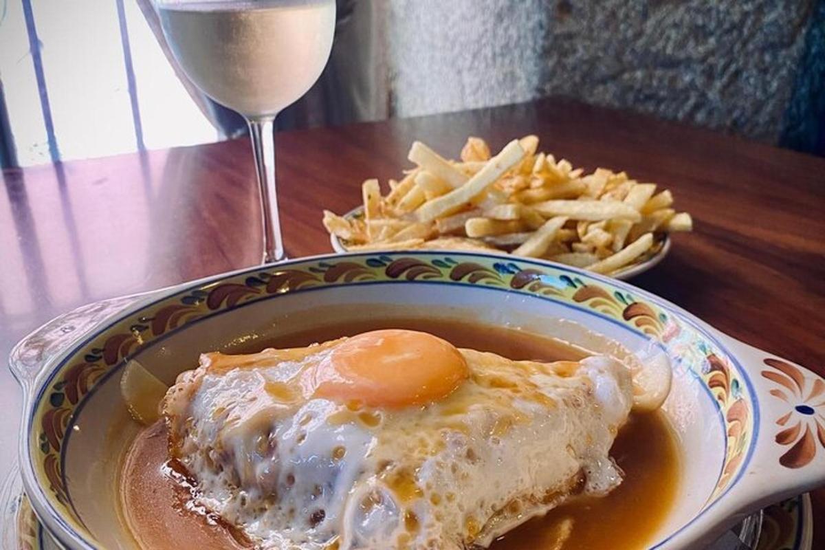 semangkuk makanan dengan telur dan kentang goreng