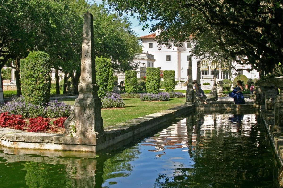 taman dengan kolam di hadapan bangunan