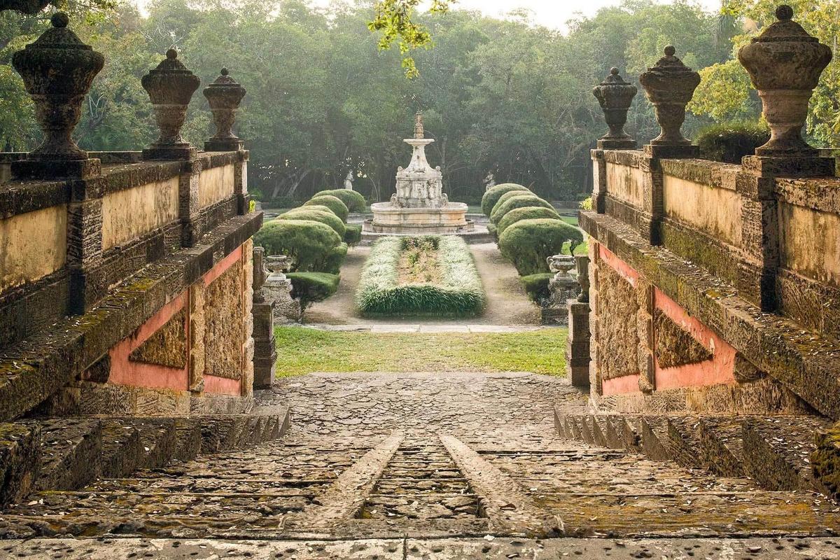 pemandangan taman dengan air pancut di kejauhan