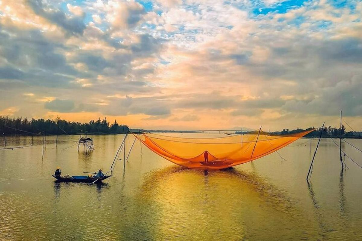เรือสีส้มบนผืนน้ำพร้อมเรือ