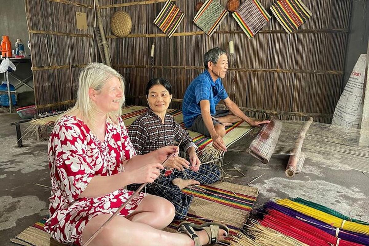 กลุ่มคนนั่งอยู่บนพื้นในกระท่อม