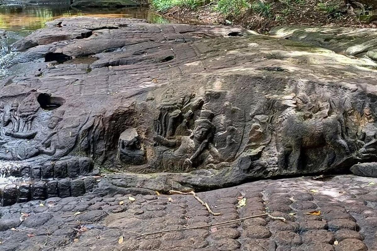 formasi batuan dengan ukiran hewan di atasnya
