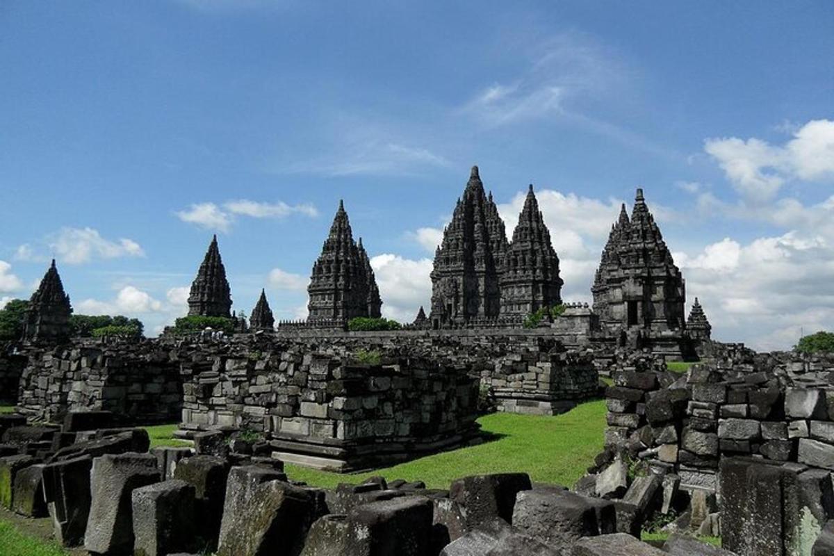 sekumpulan bangunan batu di padang