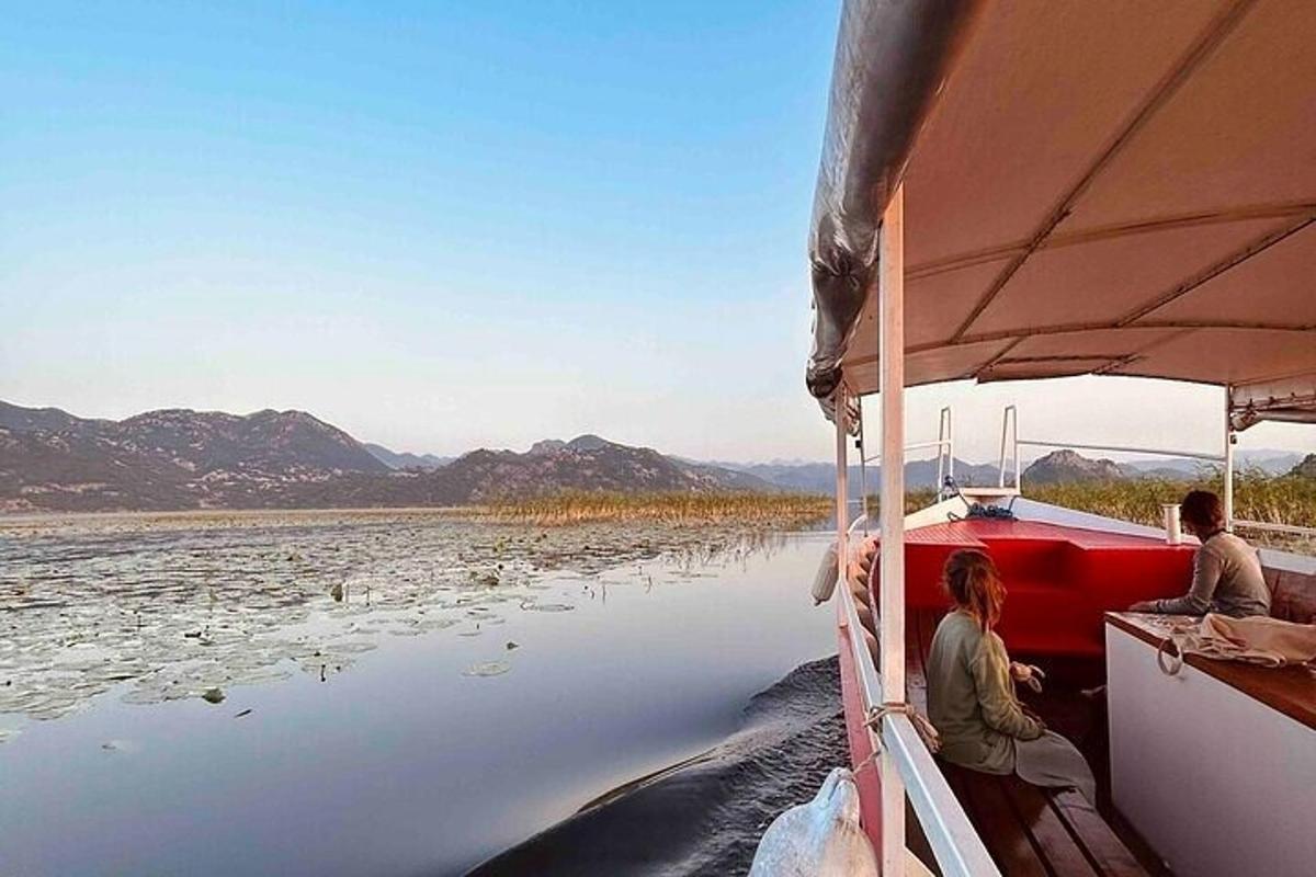 un gruppo di persone su una barca sull'acqua