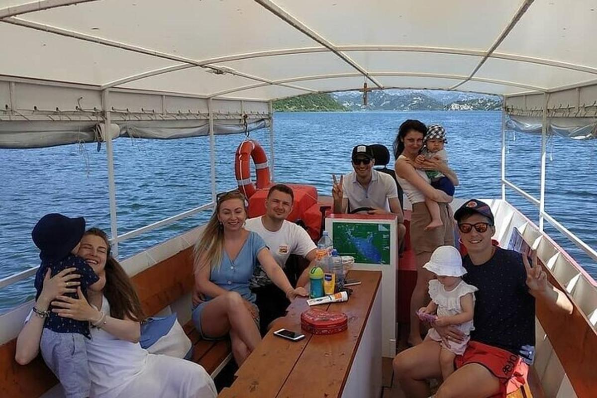 un gruppo di persone sedute su una barca
