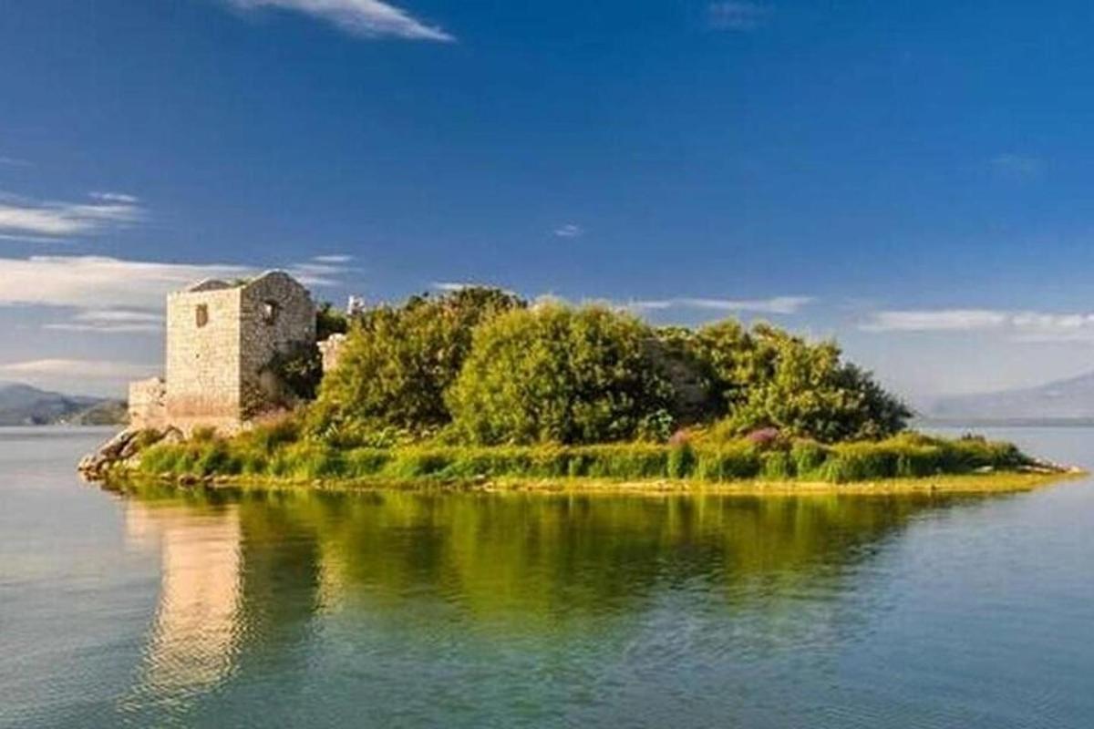 un'isola in mezzo a uno specchio d'acqua