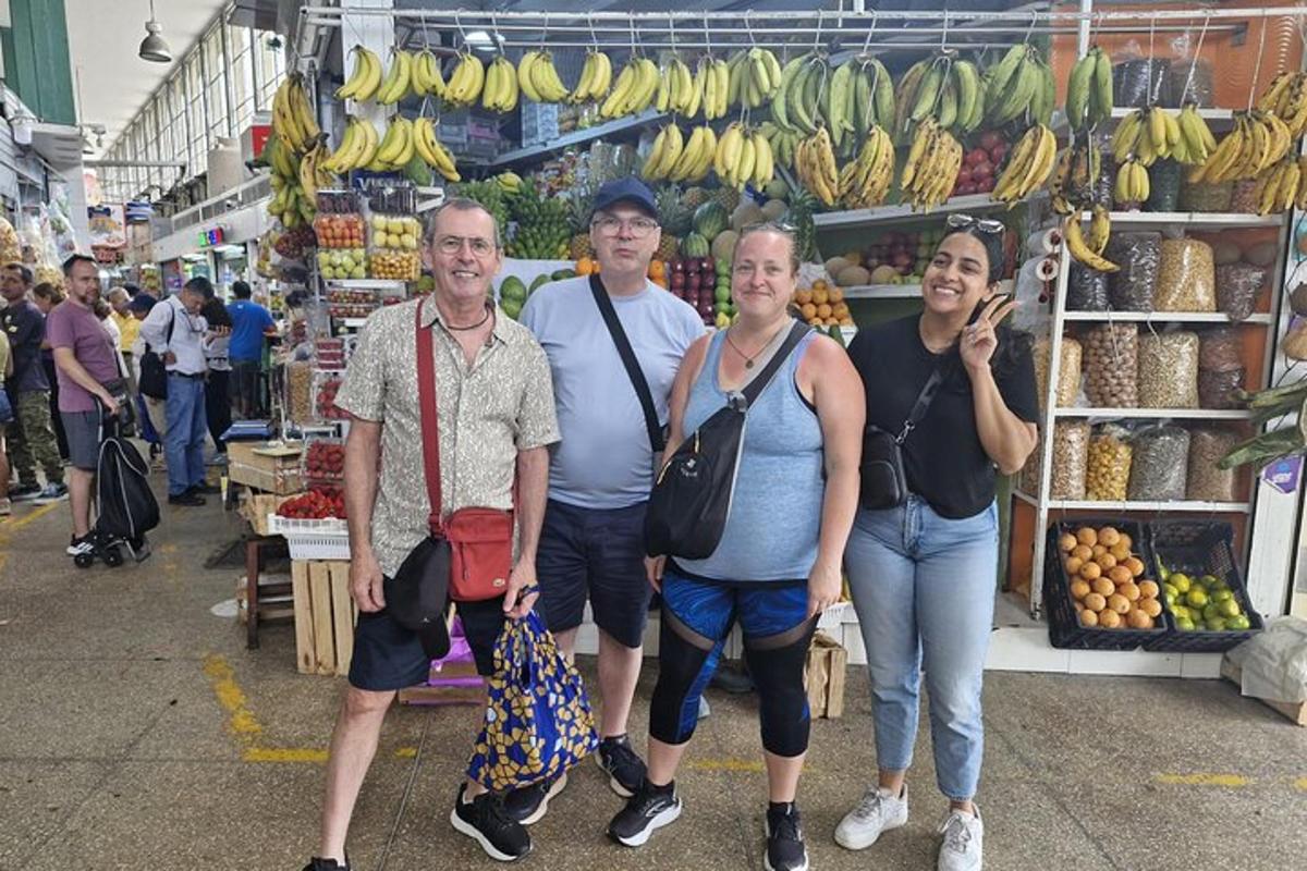 sekelompok orang berdiri di pasar dengan pisang