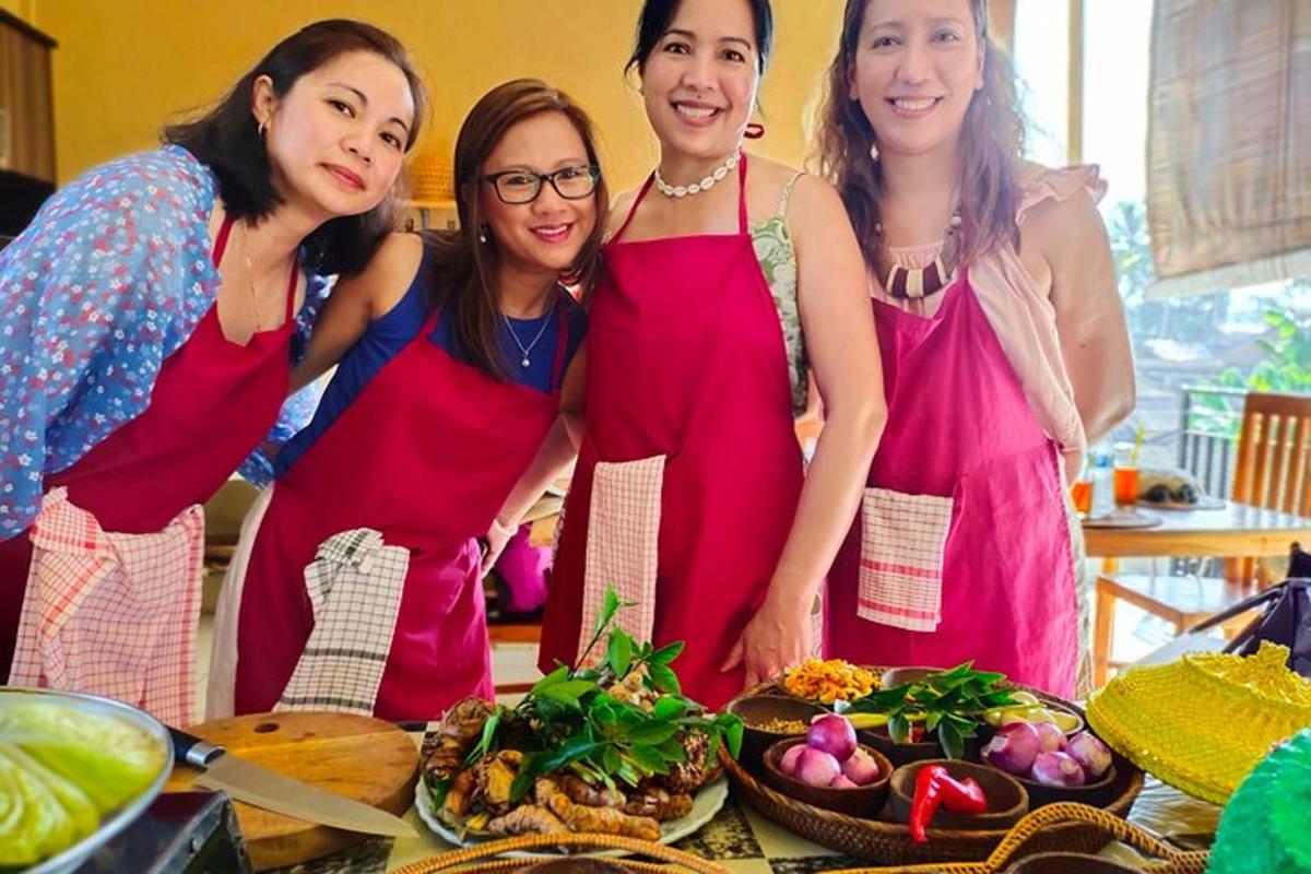 sekumpulan empat wanita berdiri di hadapan meja dengan makanan
