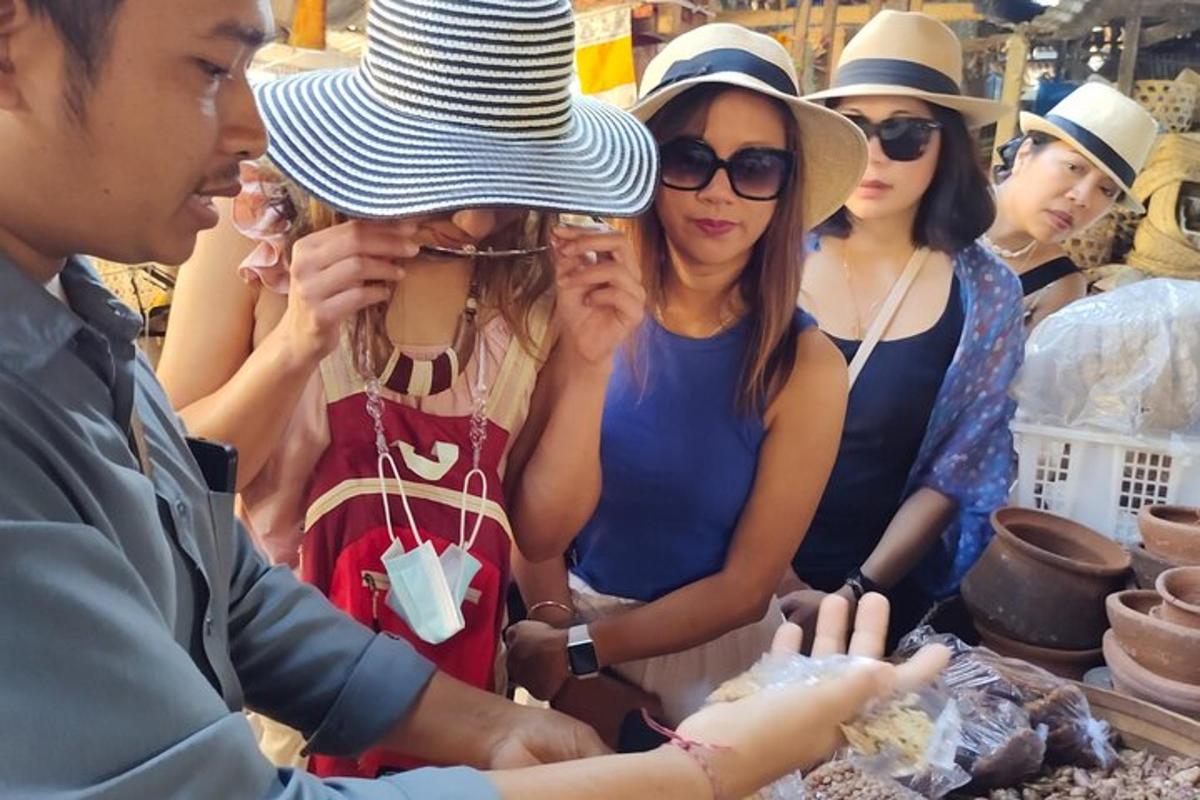 um grupo de pessoas usando chapéus em pé ao redor de uma mesa