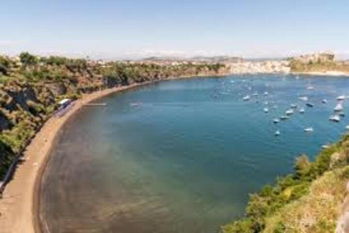 Un gran cuerpo de agua con barcos en él