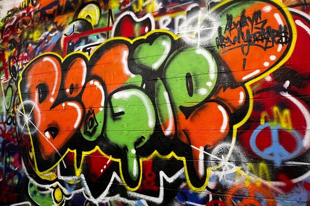 üzerinde çok sayıda grafiti bulunan bir duvar