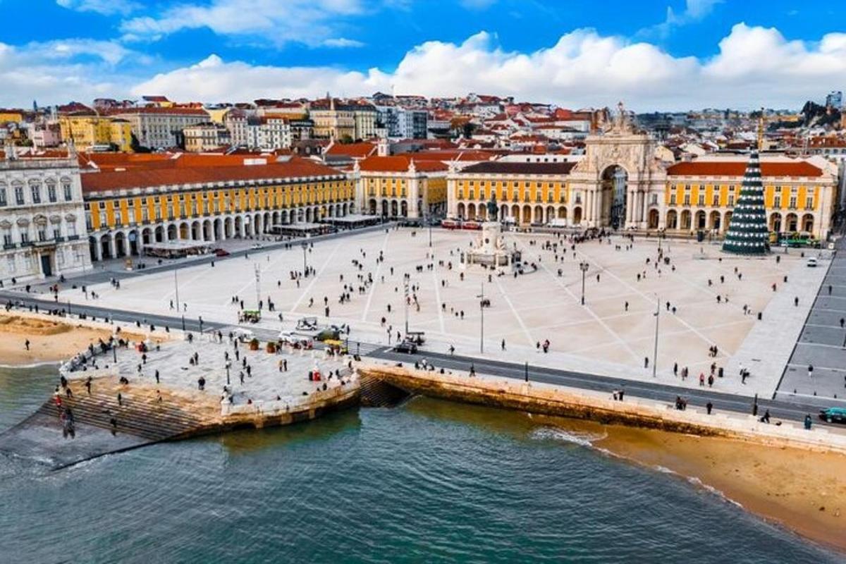 una vista di una città con una spiaggia e degli edifici