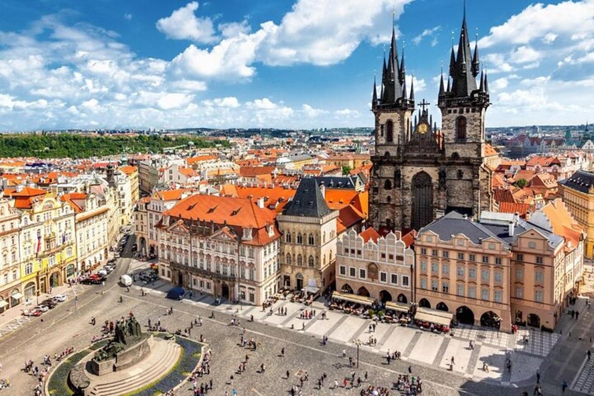 Letecký pohled na město s hodinovou věží