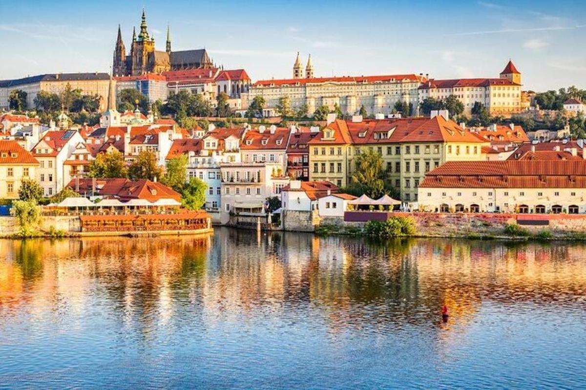 pohled na město s řekou a budovami