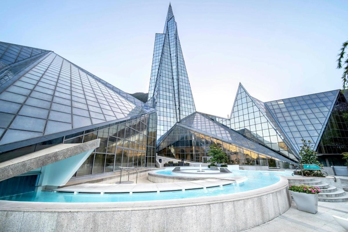 un gran edifici de vidre amb dos gratacels alts