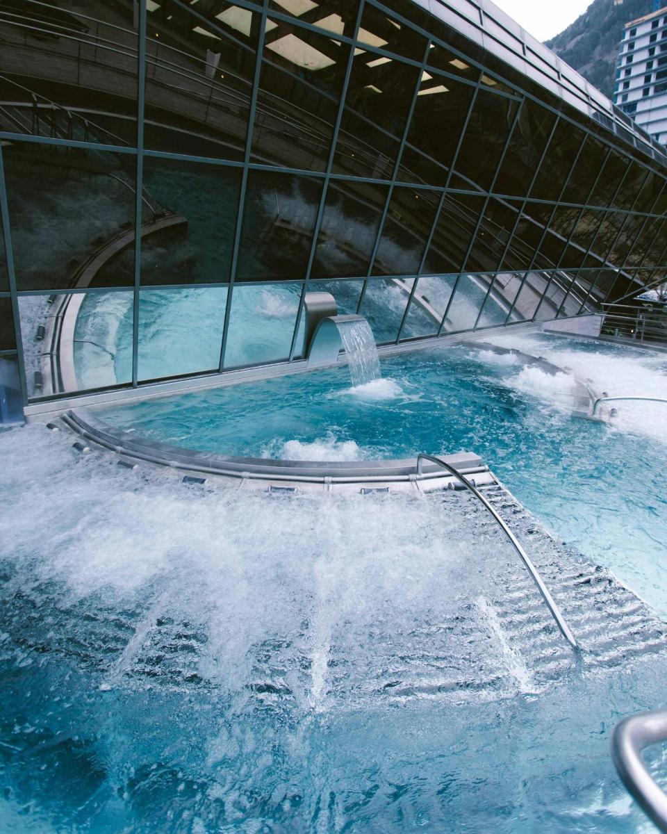 建筑物内的大水池