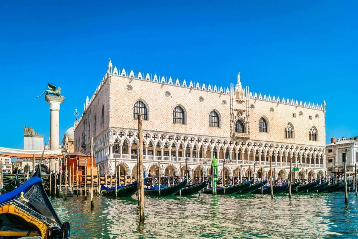 un edificio con delle gondole nell'acqua di fronte