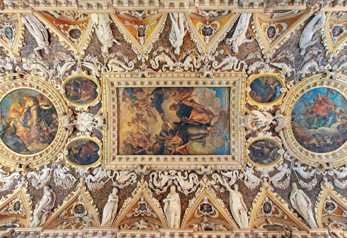 un soffitto con dipinti in un edificio
