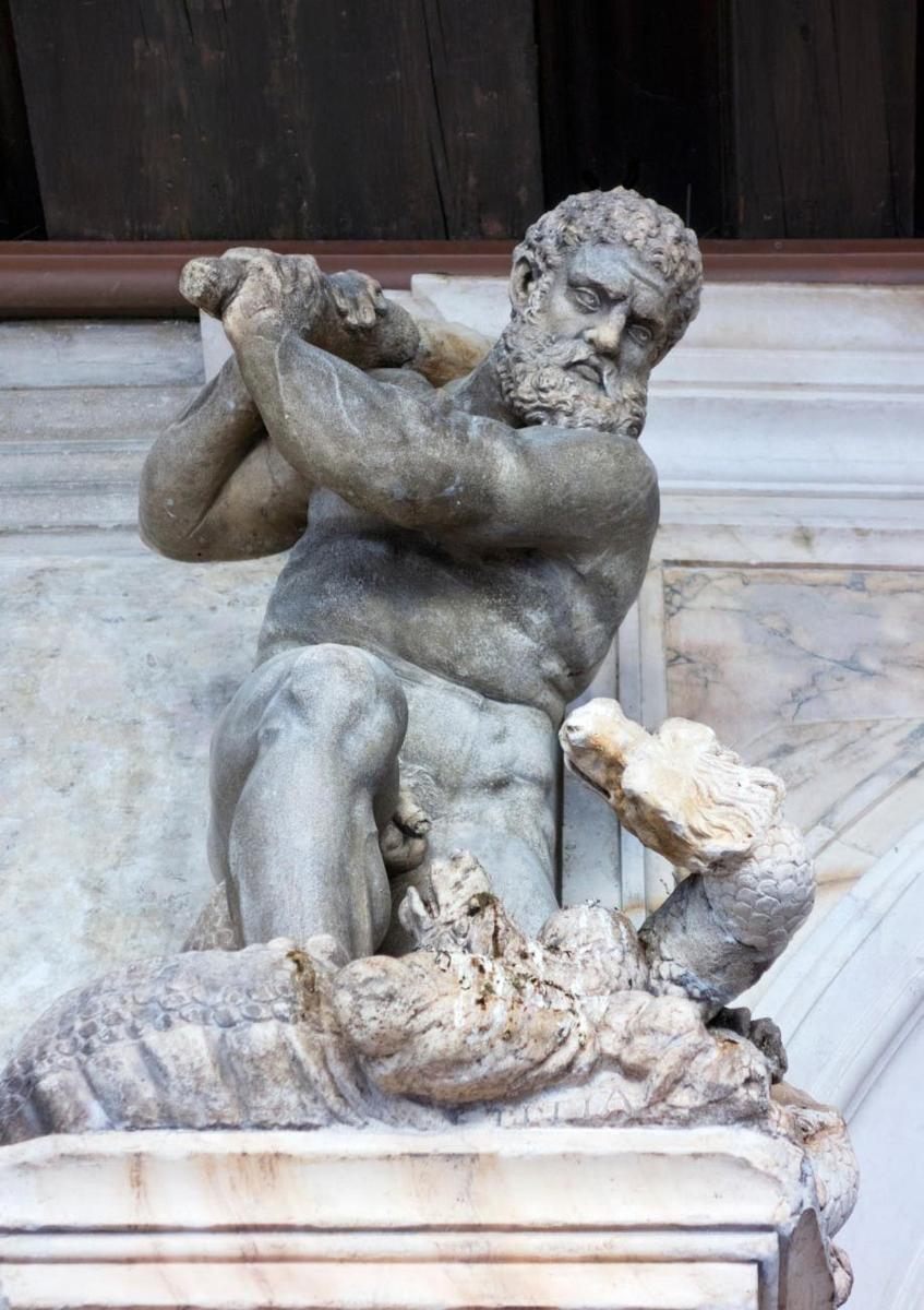 una statua di una donna che tiene