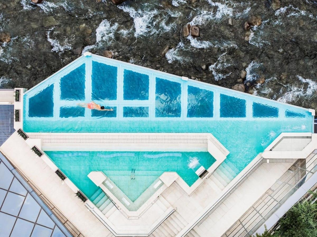 eine Draufsicht auf einen Swimmingpool mit blauem Wasser