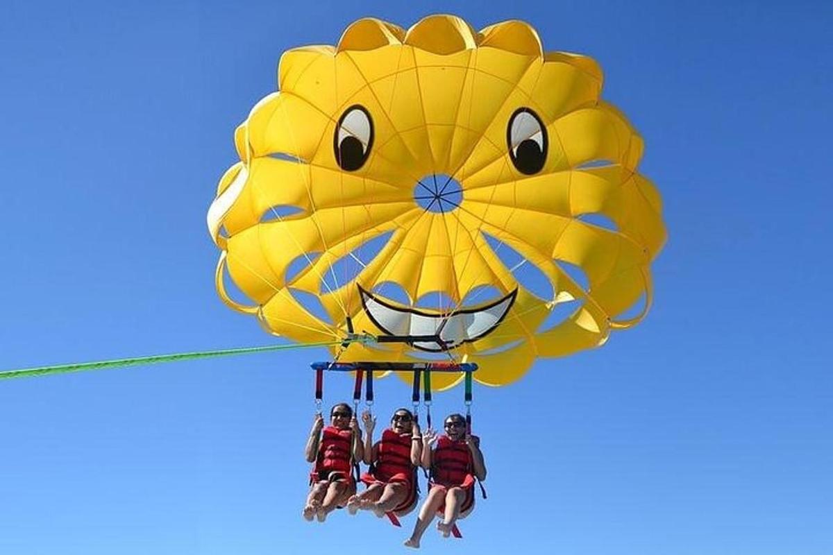 een groep mensen die op een gele ballon met een gezicht erop rijden