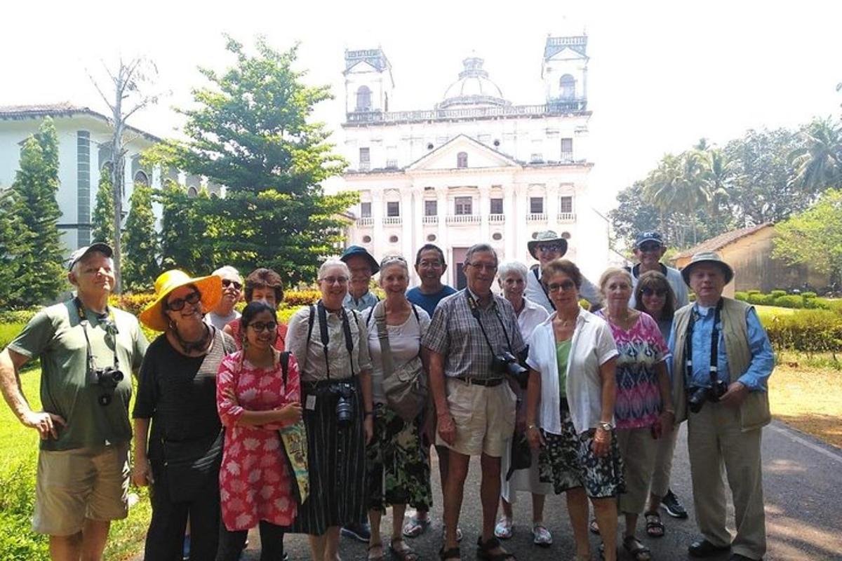 Un grupo de personas de pie frente a un edificio.