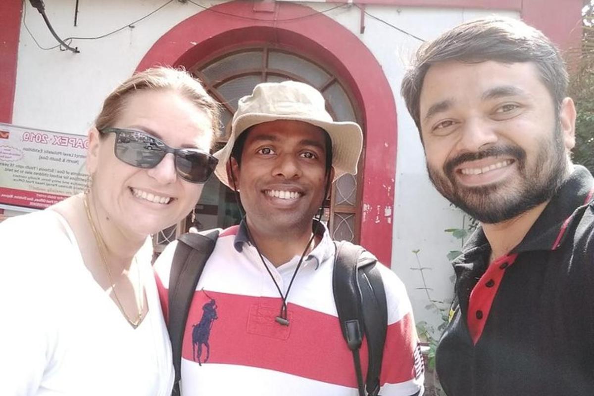 Dos hombres y una mujer posando para una fotografía