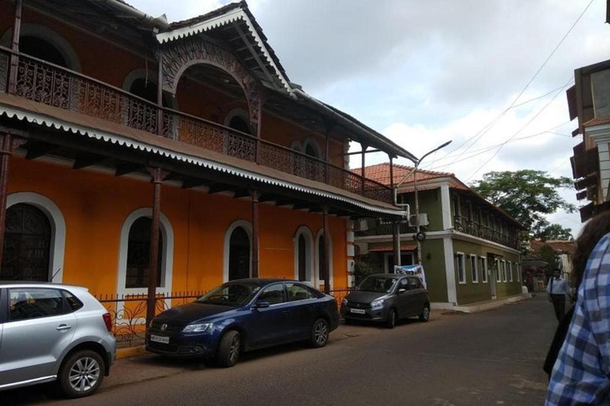 un grupo de coches aparcados al costado de una calle