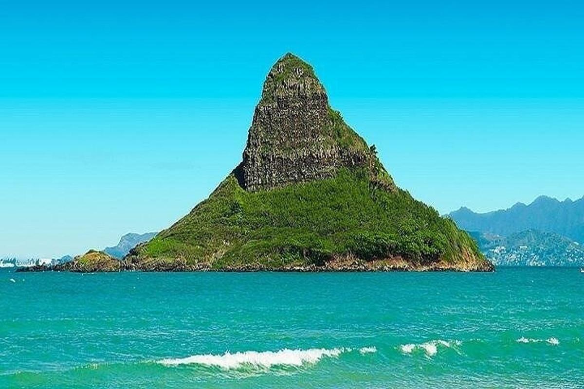 sebuah pulau kecil di tengah lautan