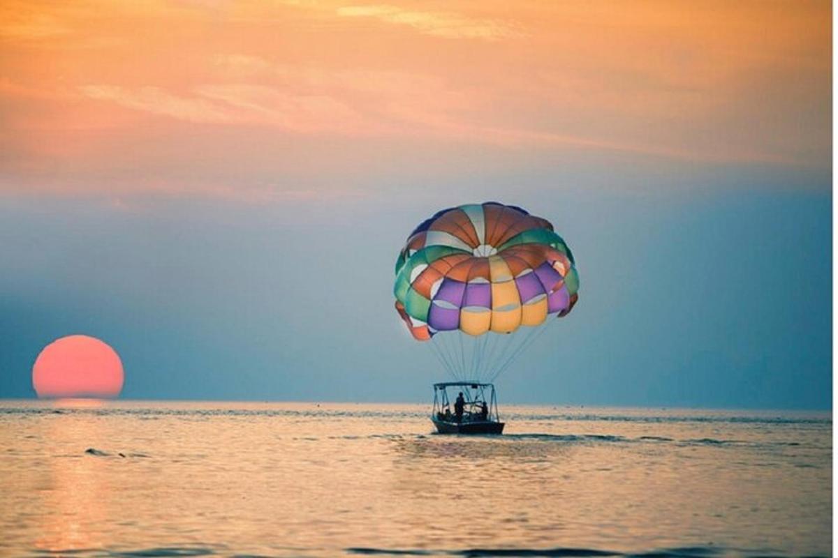 seseorang yang menaiki belon udara panas di dalam air