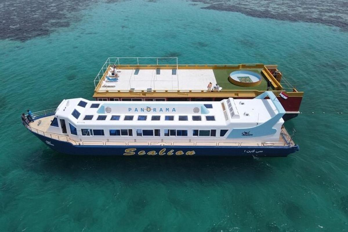 um grande barco na água do oceano