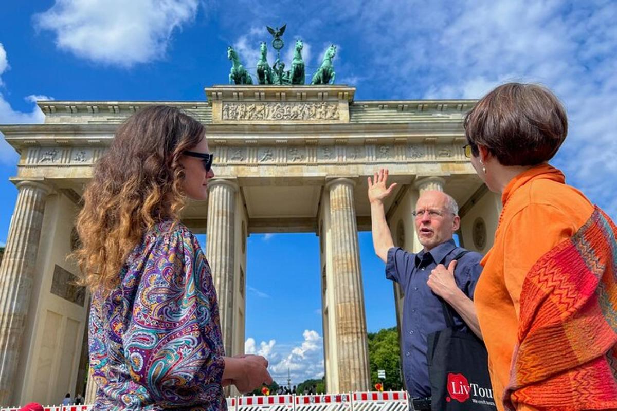sekumpulan orang berdiri di hadapan monumen