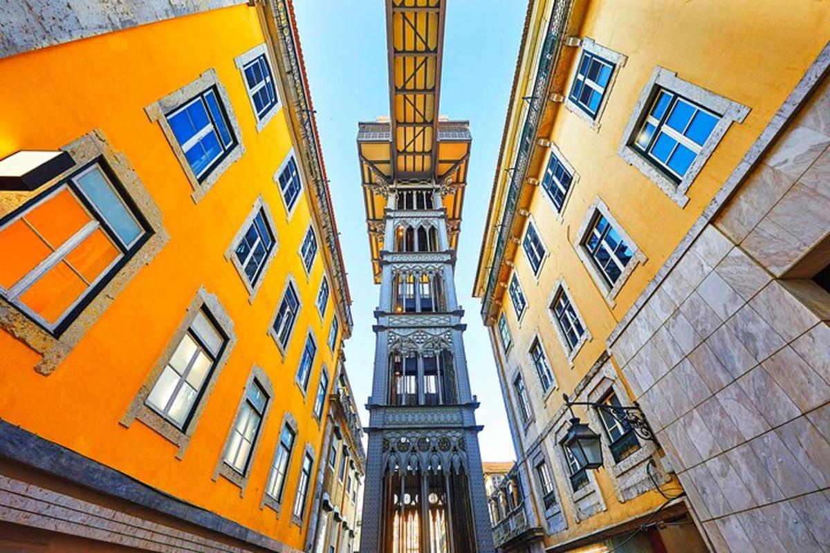 una vista di una torre dell'orologio tra due edifici