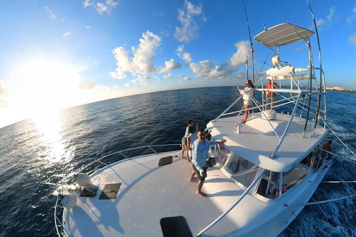 un grup de oameni pe o barcă în ocean