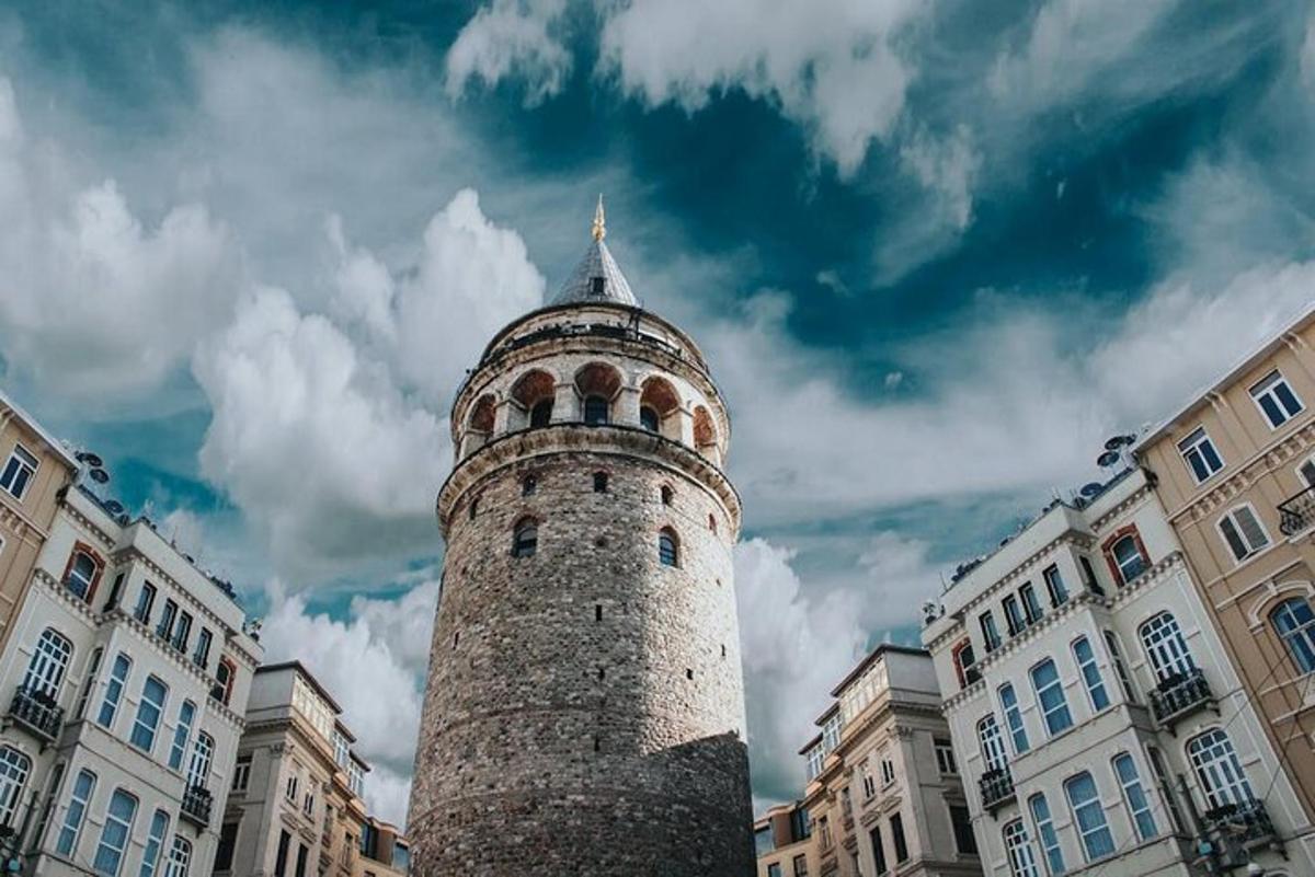 egy magas téglatorony egy épületekkel teli városban