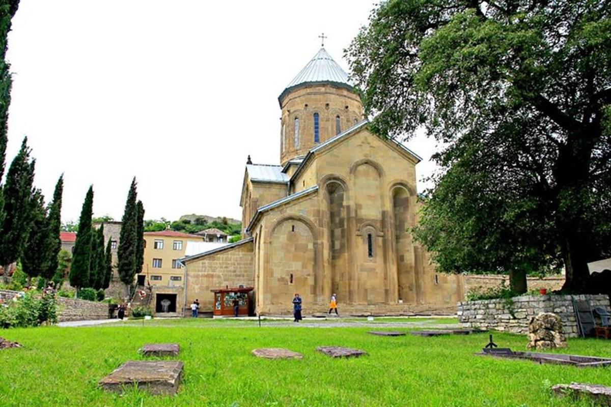 starý kostel s věží na travnaté louce