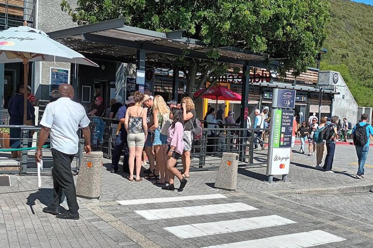 un grup de persones caminant per un carrer