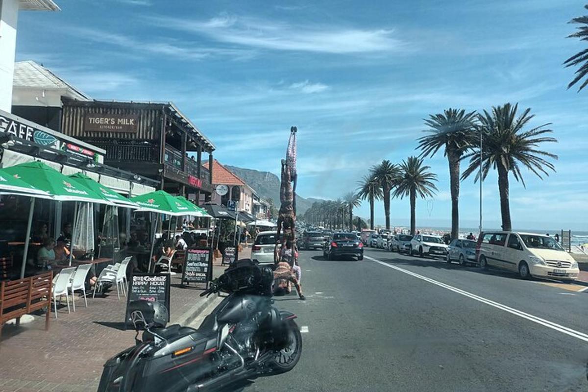 una motocicleta aparcada a la vora d'un carrer
