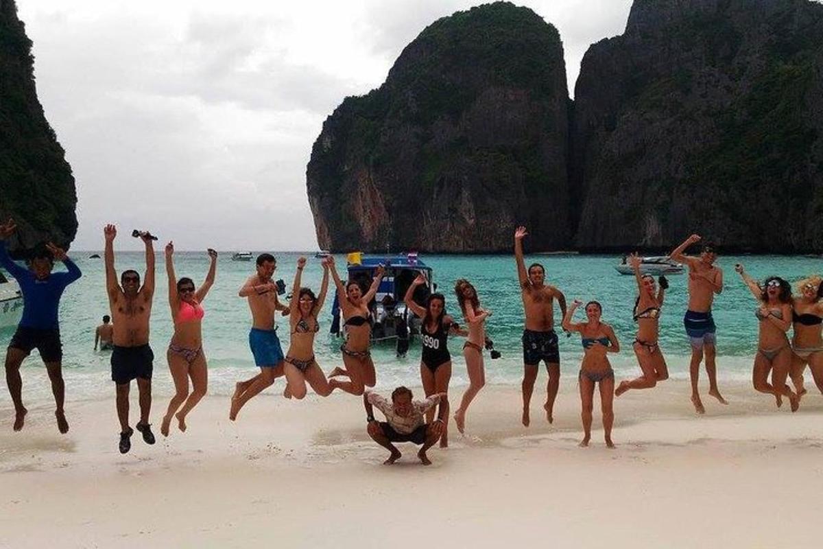 un grupo de personas saltando en la playa